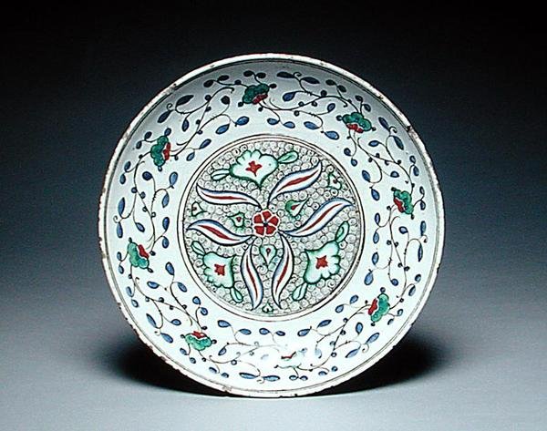 Stilize çiçeklerle süslenmiş tabak, İsnik, 16. yüzyıl sonu (toprak çanak çömlek) by Turkish School