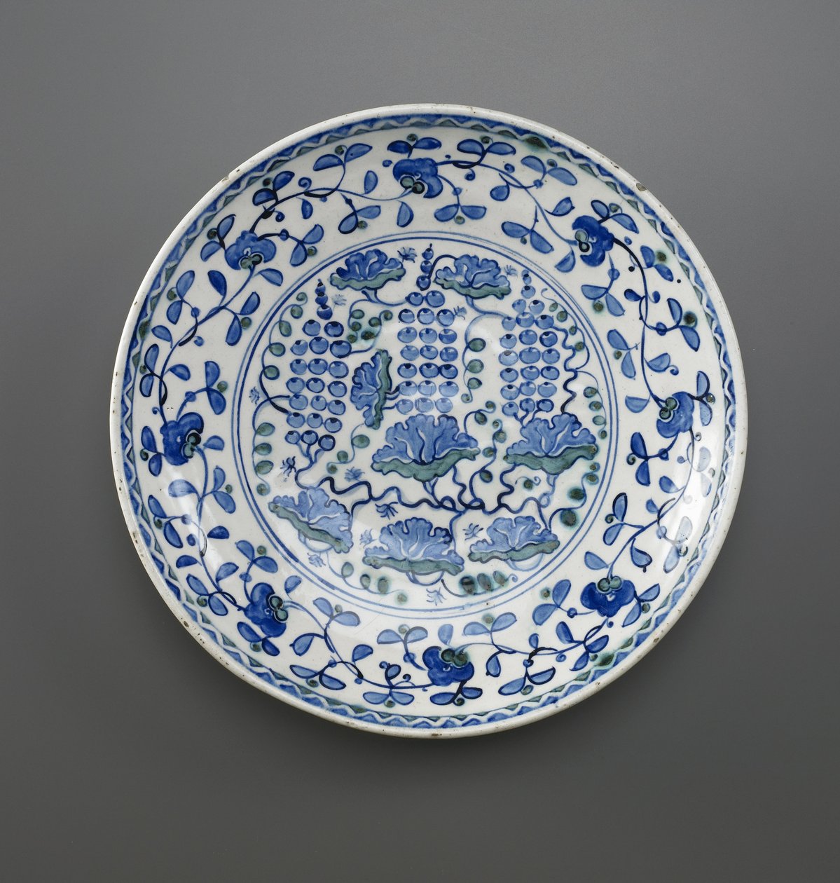 Üzüm desenli tabak, İznik, Osmanlı hanedanı (seramik) by Turkish School