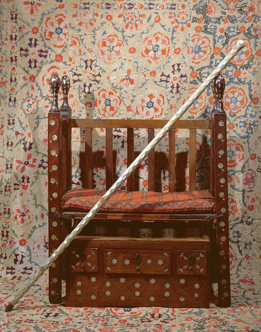 Kapıdgi Bachi asası ve tahtı (ahşap, dokuma ve sedef) by Turkish School