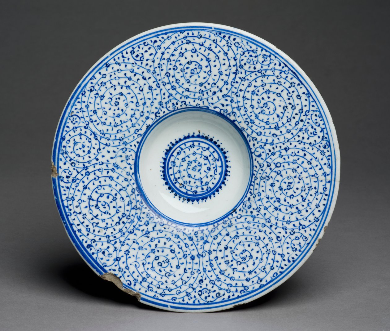 Tondino Çanak, İznik Haliç malı, Türkçe, c.1535-45 (sır altı mavi taş hamuru) 88; ayrıca bkz. 117758; by Turkish School