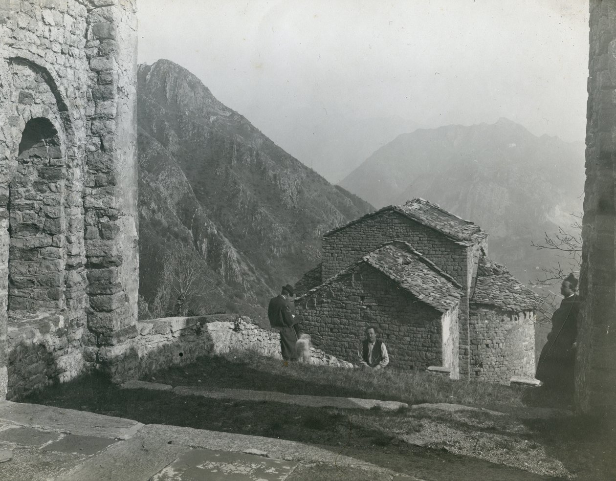 San Pietro al Monte Manastırı, Civate, Lombardiya, İtalya, Ugo Monneret de Villard tarafından çekilmiş fotoğraf, 1910 civarı by Ugo Monneret de Villard
