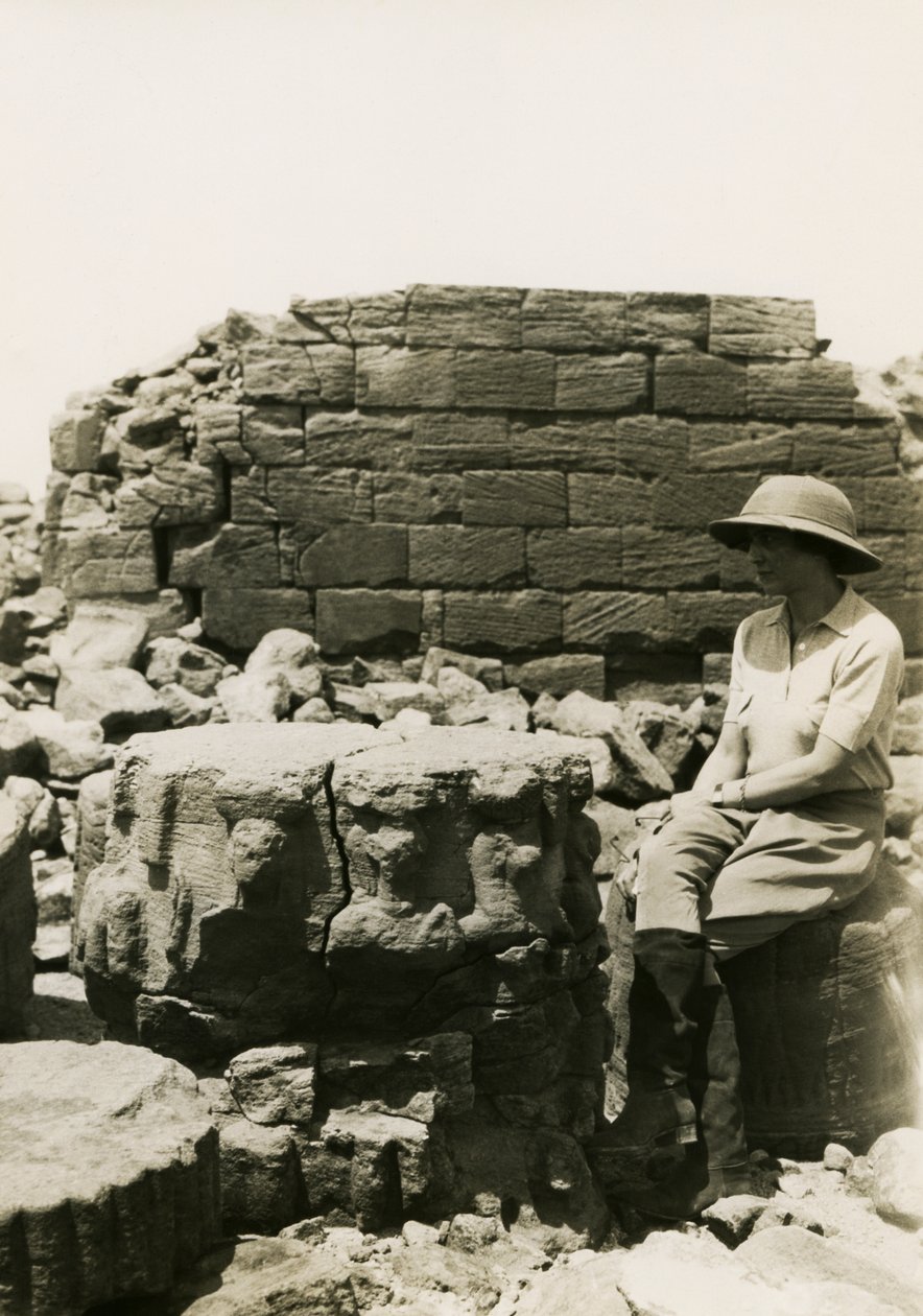 İlahi figürlerle süslü sütun kaidesi, Büyük Muhafaza, Musawwarat es Sufra, Sudan, fotoğraf: Ugo Monneret de Villard by Ugo Monneret de Villard