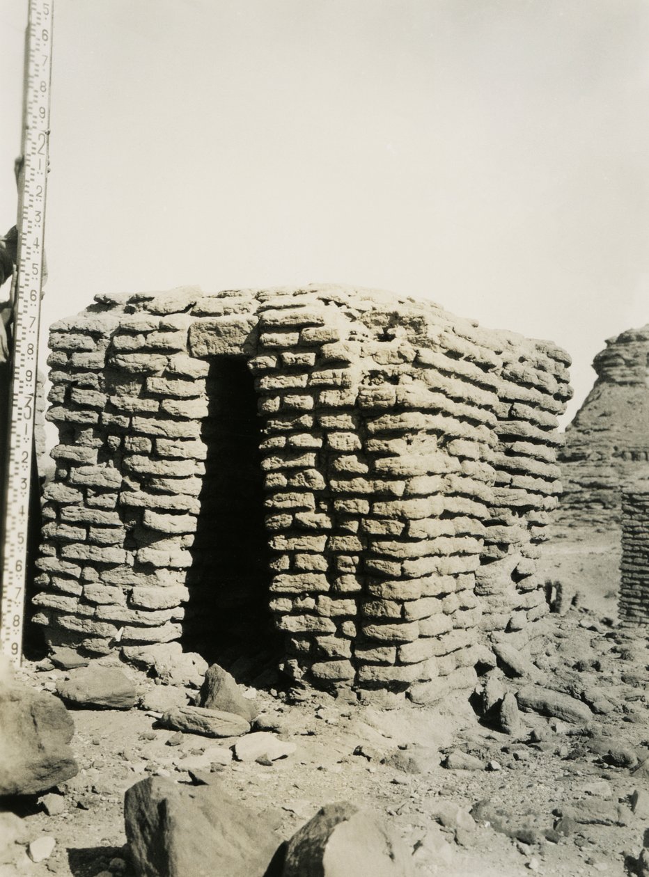 Kuzey nekropolündeki mezar, Qasr Ibrim, Mısır, fotoğraf: Ugo Monneret de Villard by Ugo Monneret de Villard