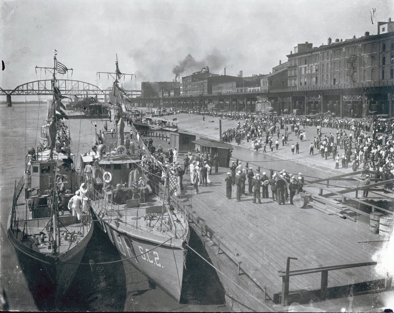 Nehir kıyısındaki kalabalık, gösteri ziyareti için ABD Donanması denizaltı karşıtı filosunu selamlıyor. 13 Haziran 1919 by Unbekannt Unbekannt