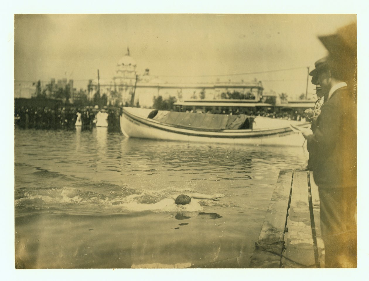 Bitiş platformuna ulaşmak üzere olan yüzücünün yatay fotoğrafı by Unbekannt Unbekannt