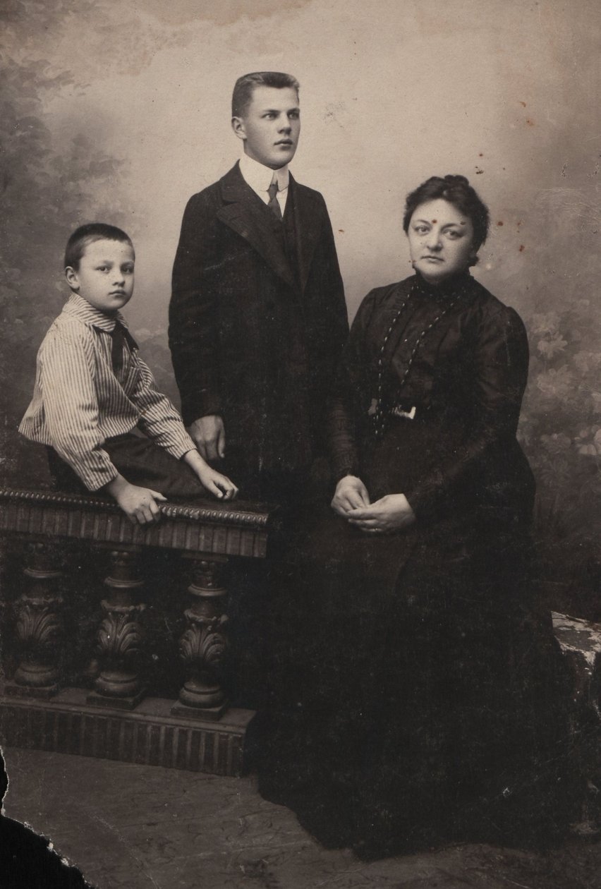 Józefa Kraszewska, oğulları Janusz ve Mieczysław ile birlikte by Unbekannt Unbekannt