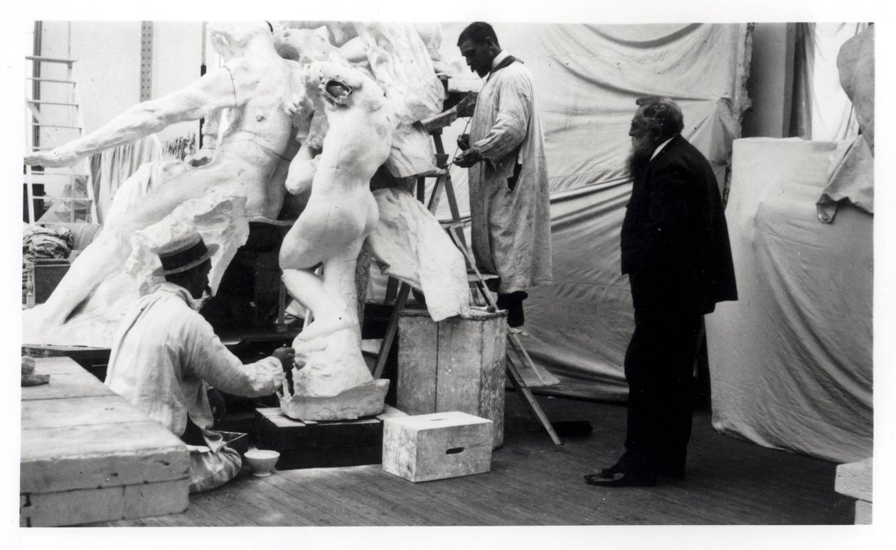 Auguste Rodin (1840-1917) Paris stüdyosunda bir heykelin yapımını izliyor, 1905 by Unbekannt Unbekannt