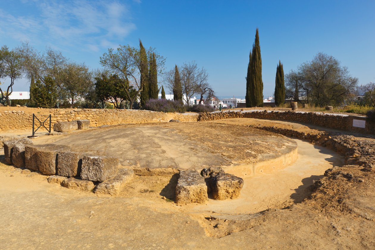 Arkeolojik Kompleksin Roma nekropolündeki dairesel türbe, Carmona, Sevilla Eyaleti, İspanya. by Unbekannt Unbekannt