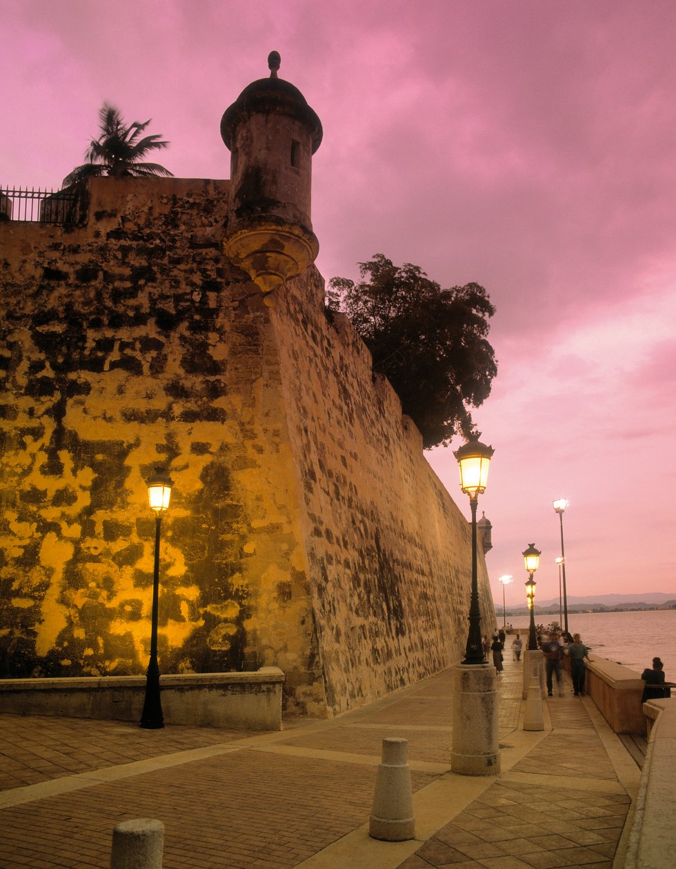 La Fortaleza ve Paseo de la Princesa by Unbekannt Unbekannt