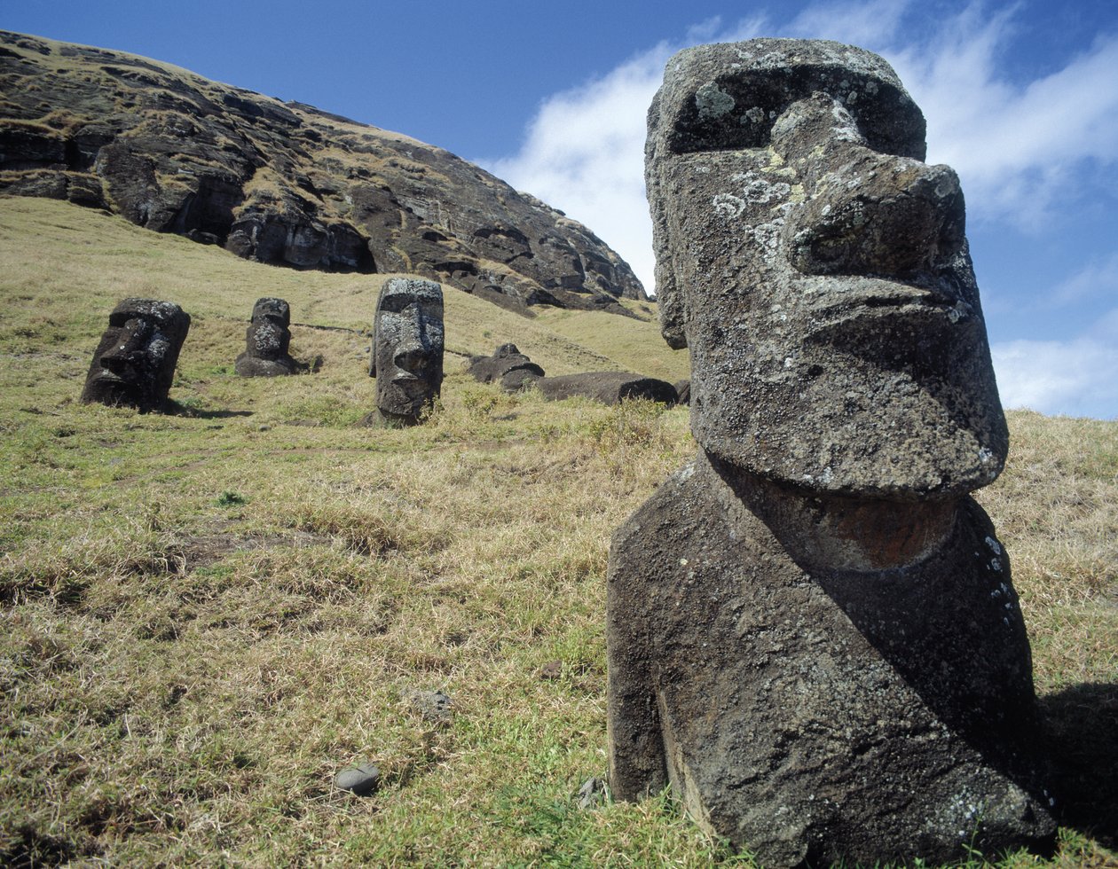 Rano Raraku Taş Ocağındaki Monolitik Heykeller, c.1000-1600 by Unbekannt Unbekannt