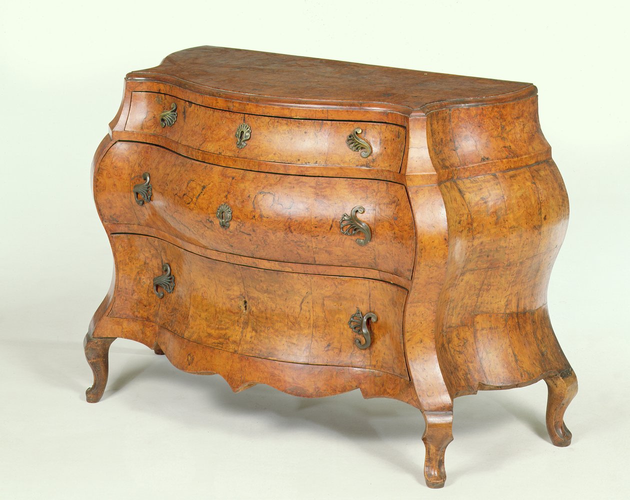 Kuzey İtalya cevizli komodin, abartılı bombe formu, c.1760 by Unbekannt Unbekannt