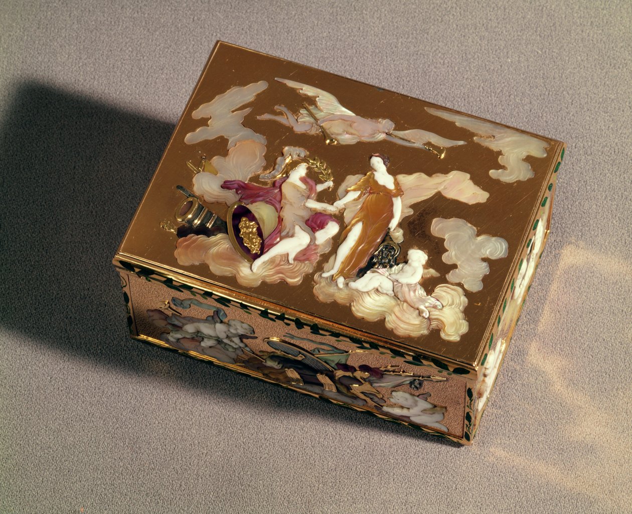 Emaye altın ve renkli sedeften enfiye kutusu, Paris, 1747-48; fıçı şeklinde enfiye kutusu, Paris, 1754, altın ve sedef by Unbekannt Unbekannt