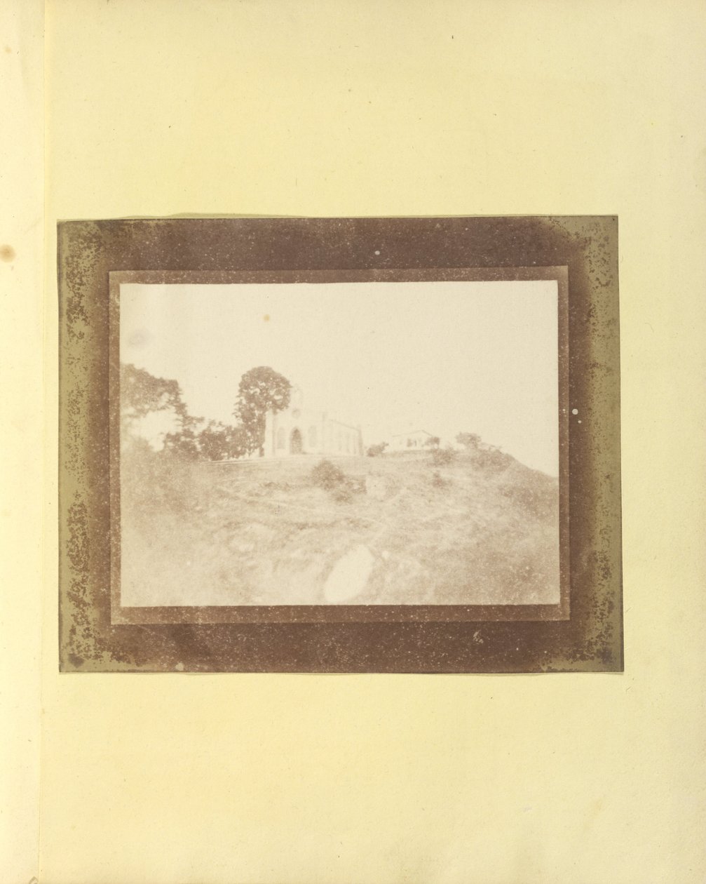 Bilinmeyen yapımcı, İngiliz, aktif Hindistan yaklaşık 1843 - (İki Binanın uzun görünümü, Hindistan) by Unbekannt Unbekannt
