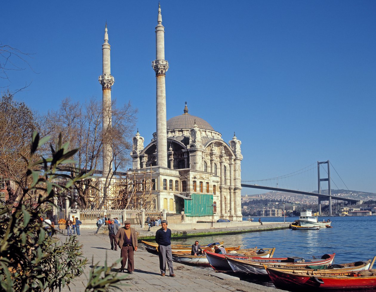 Arka planda Boğaz Köprüsü ile Ortaköy