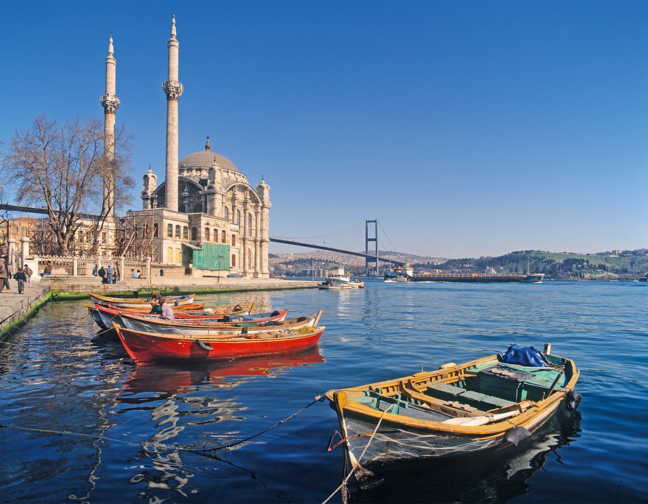 Arka planda Boğaz Köprüsü ile Ortaköy