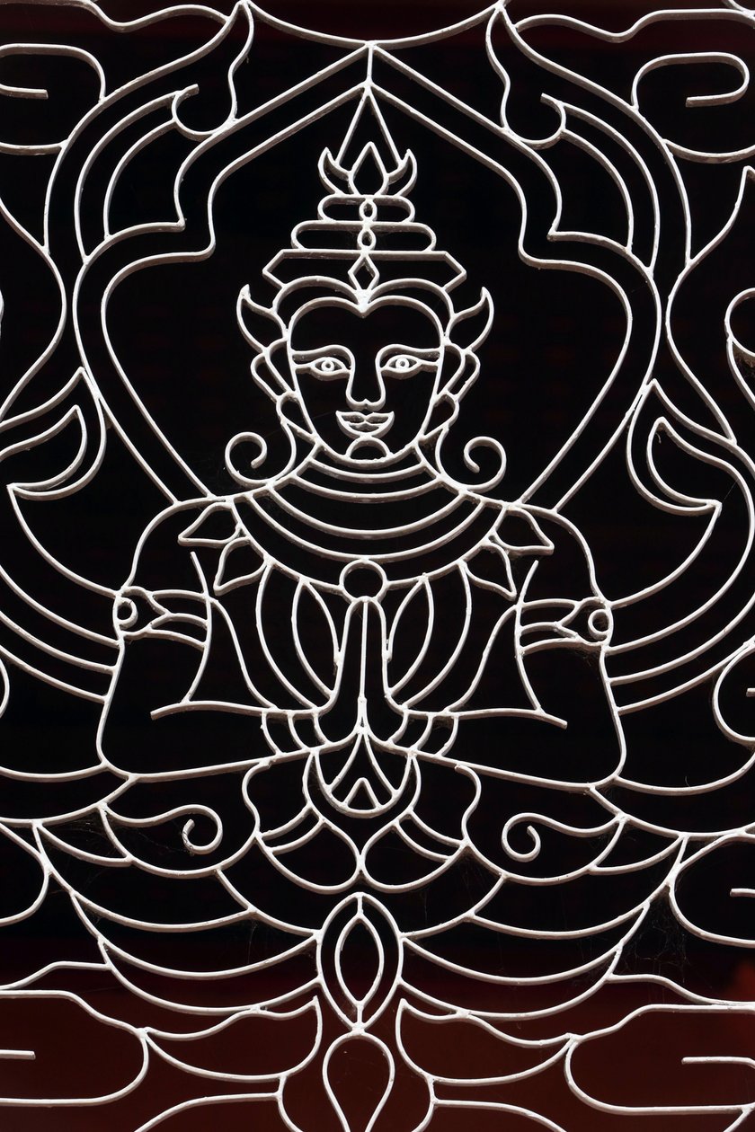 20151028, Vientiane, Laos : Wat Ong Teu Budist Tapınağı. Bir Tanrıça bir pencereyi süslüyor by Unbekannt