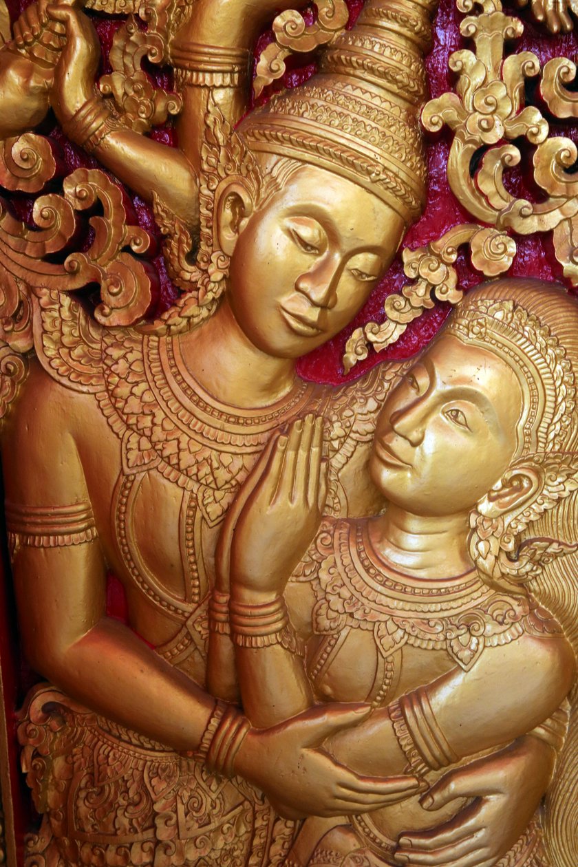 20151028, Vientiane, Laos : Wat Ong Teu Budist Tapınağı. Ramayana'dan sahneyi betimleyen kapı oymacılığı by Unbekannt