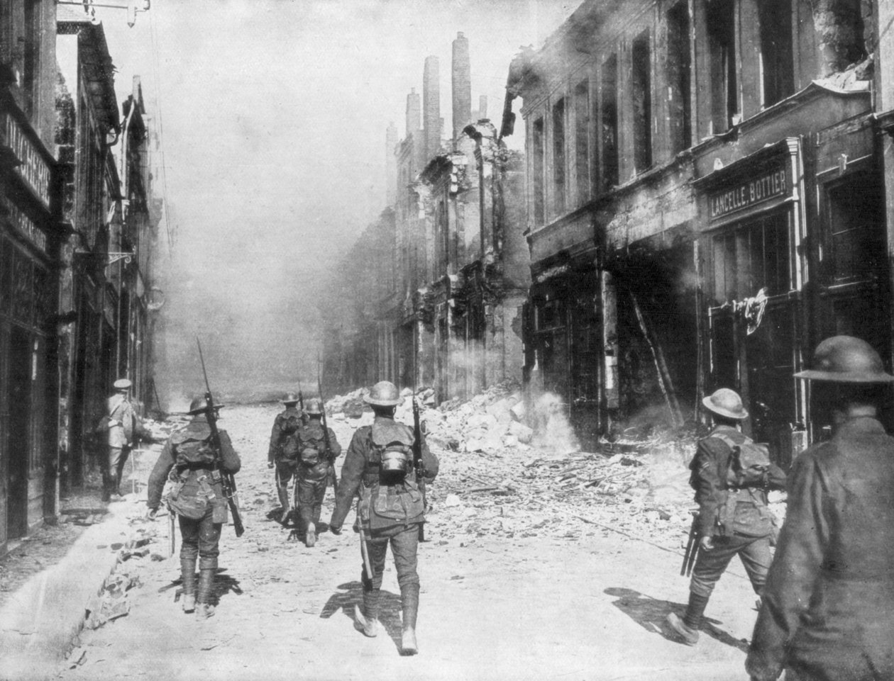 Bir İngiliz ordusu devriyesi, Cambrai, Fransa, Birinci Dünya Savaşı, 9 Ekim 1918 by Unbekannt
