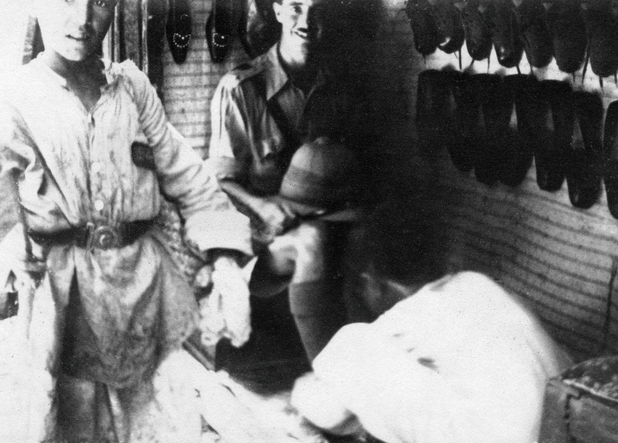 Bir ayakkabı dükkanında bir İngiliz subayı, Bağdat, Mezopotamya, Birinci Dünya Savaşı, 1918 by Unbekannt