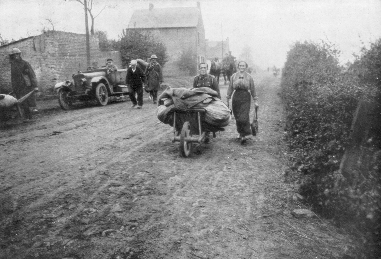Bir kadının köyüne dönmesine yardım eden bir İngiliz askeri, Fransa, 1918 by Unbekannt