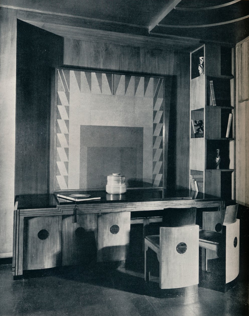 Özel bir ofis için bir Konferans Masası ve sandalyeler. Joseph Sinel tarafından tasarlandı, 1930 by Unbekannt