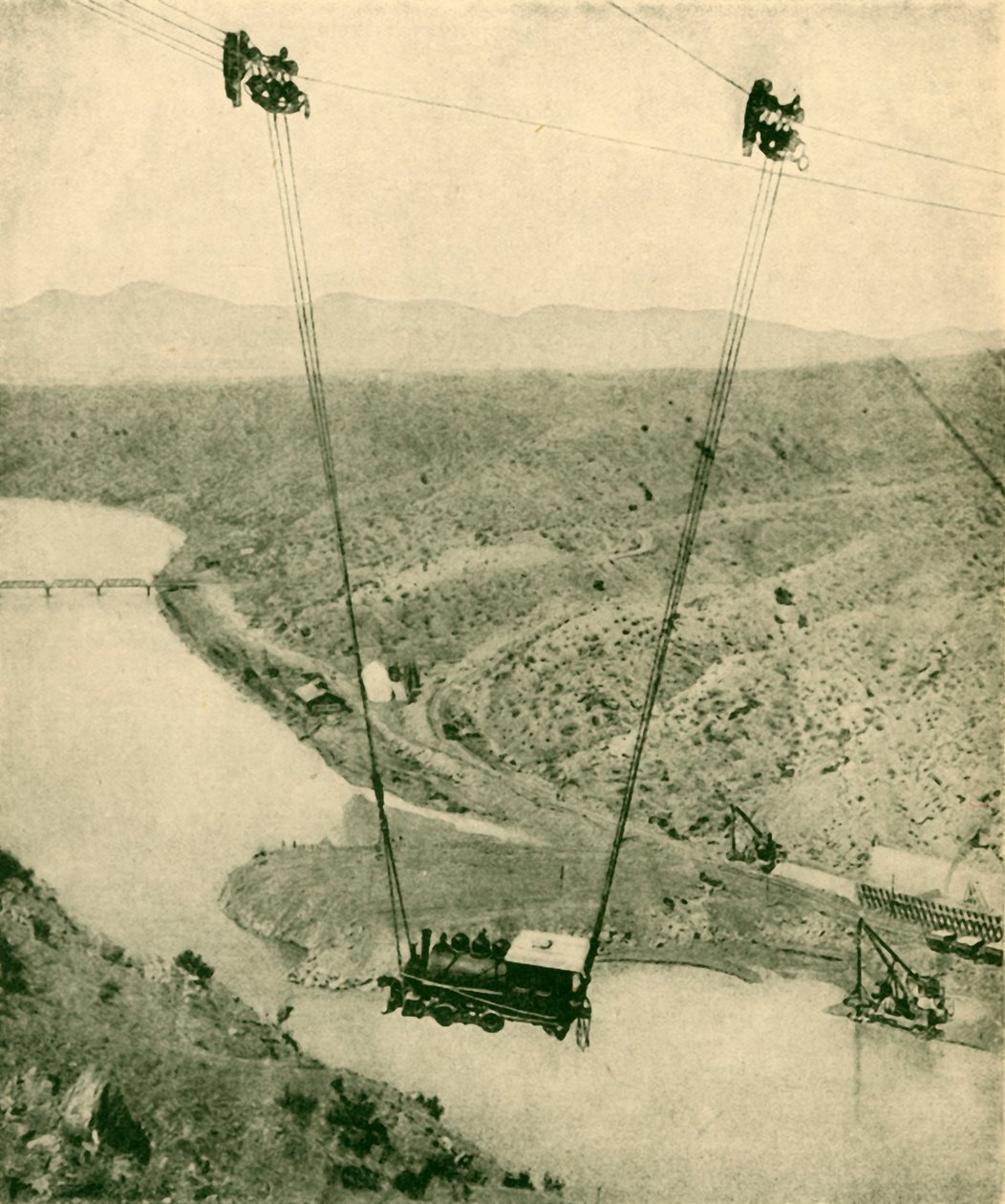 Bir Kanyonda Sallanan Bir Müteahhit Motoru, Rio Grande Nehri, New Mexico, 1930. by Unbekannt