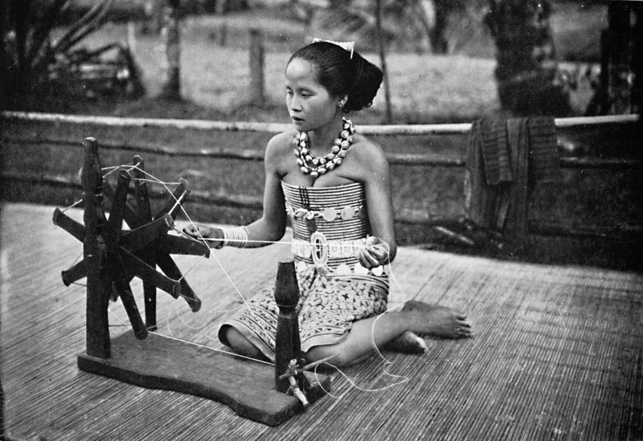 Çıkrık başında bir Dayak kızı, 1902 by Unbekannt