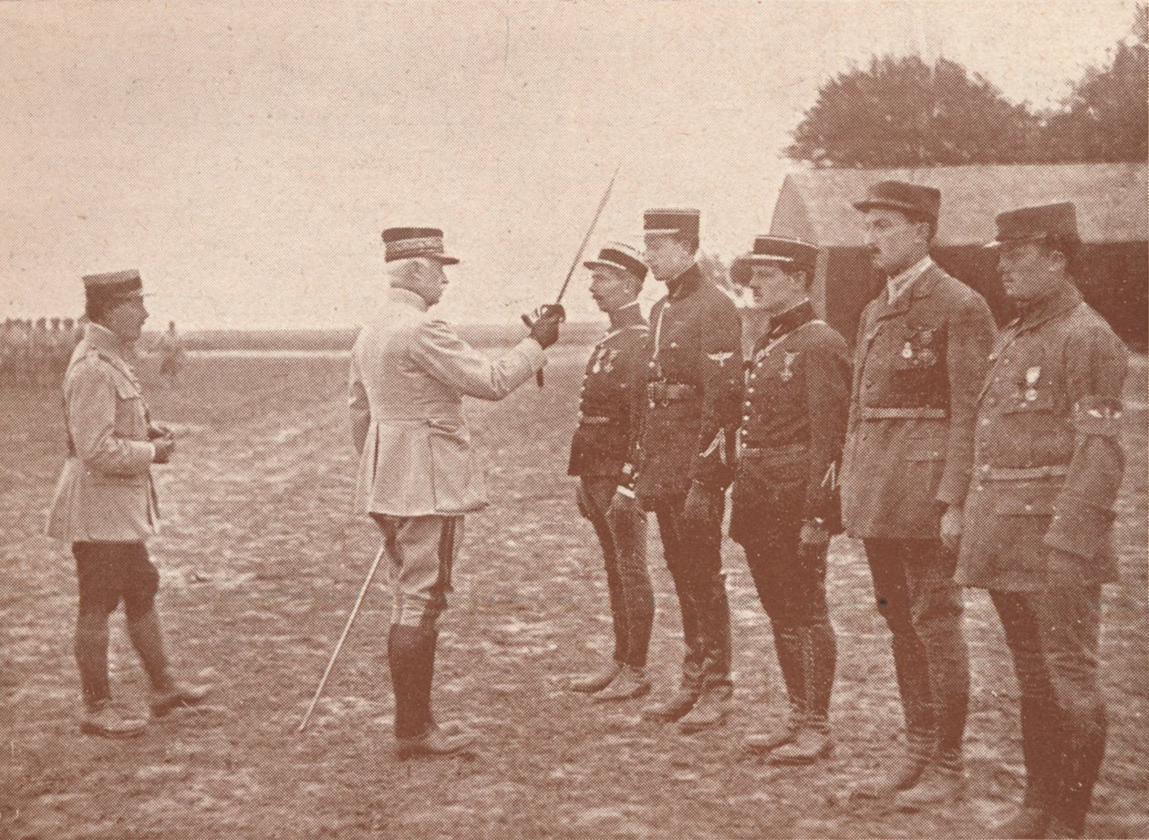 Havacılara nişanlar veren bir Fransız Generali, c1918 1919 by Unbekannt