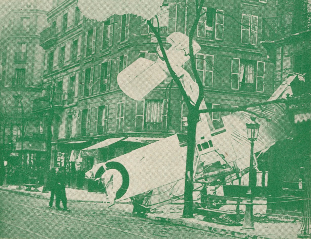 Bir Fransız uçağı bir Paris caddesine iner, c1917 1919 by Unbekannt