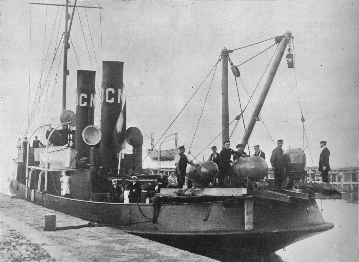 Güvertede hazır mayınlarıyla limandan ayrılan bir Alman mayın tabakası, 1914 by Unbekannt