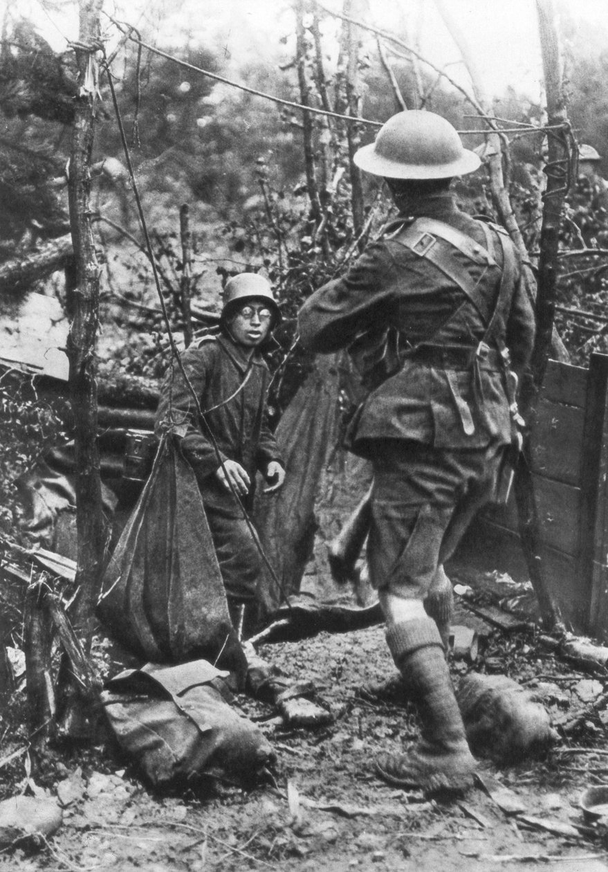 Bir Alman askeri teslim oluyor, Aisne, Fransa, I. Dünya Savaşı, 18 Temmuz 1918 by Unbekannt