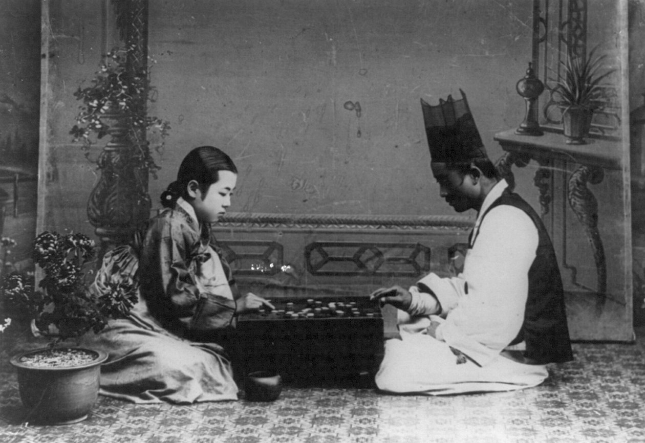 Baduk Oyunu Oynayan Bir Erkek ve Kadın veya 