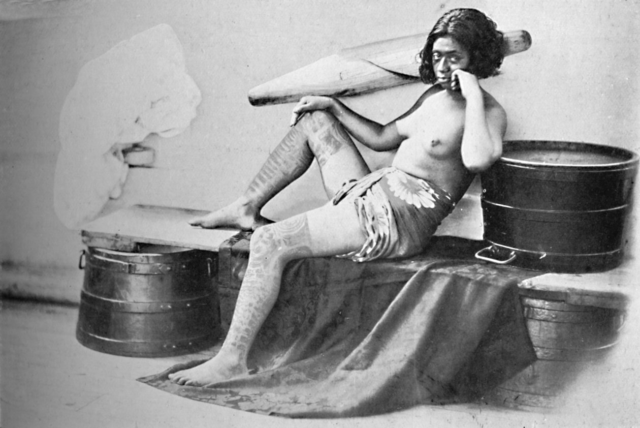 Bacaklarının alt kısmı tamamen dövmeli bir Marquesa kadını, 1902 by Unbekannt