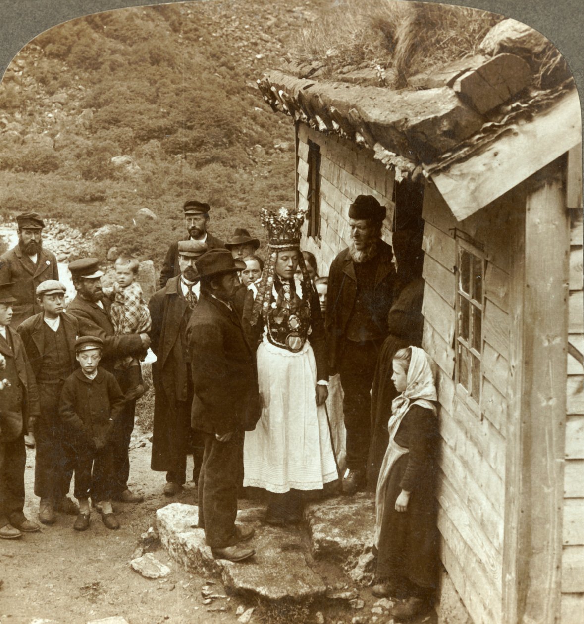 Bir Nordfjord gelini ve damadı, misafirleri ve ebeveynleri ile evin kapısında, Brigsdal, Norveç, c1905. by Unbekannt