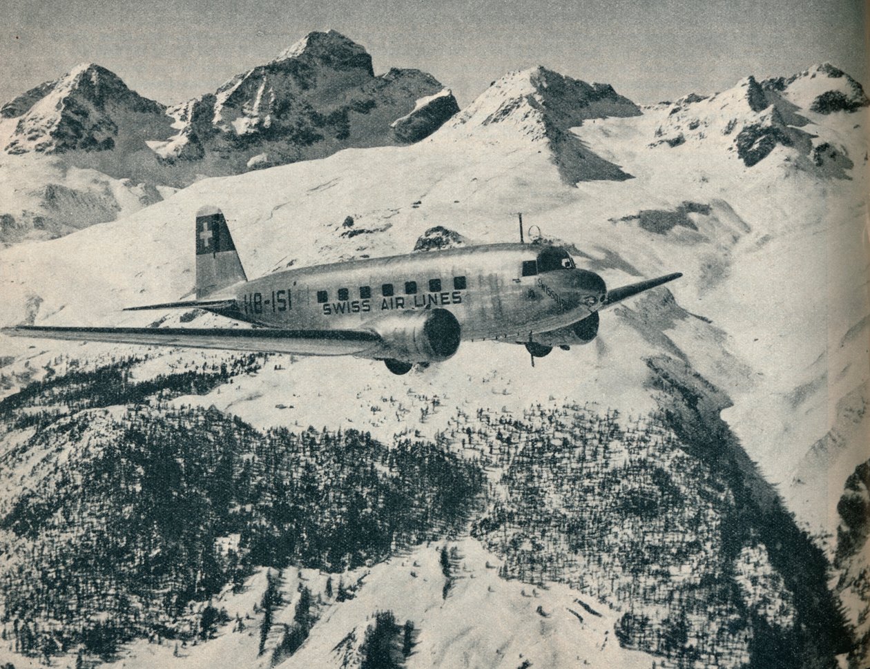 St Moritz Havaalanı yakınında uçan bir Swissair uçağı, İsviçre, c1936 c1937 by Unbekannt