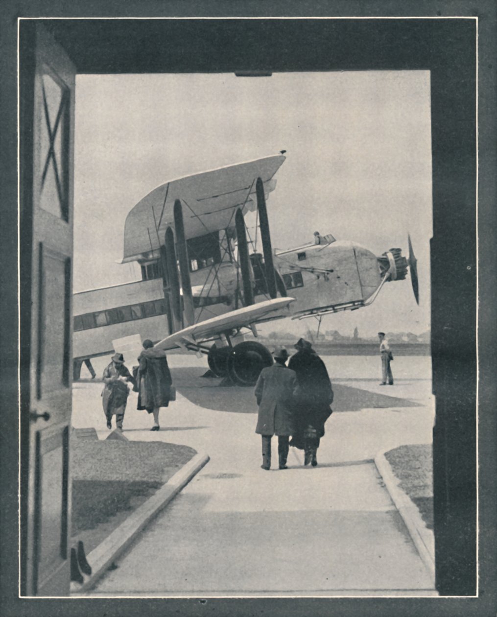 Modern Dünyanın Bir Sembolü - Croydon Havaalanına Binen Yolcular, c1935 by Unbekannt