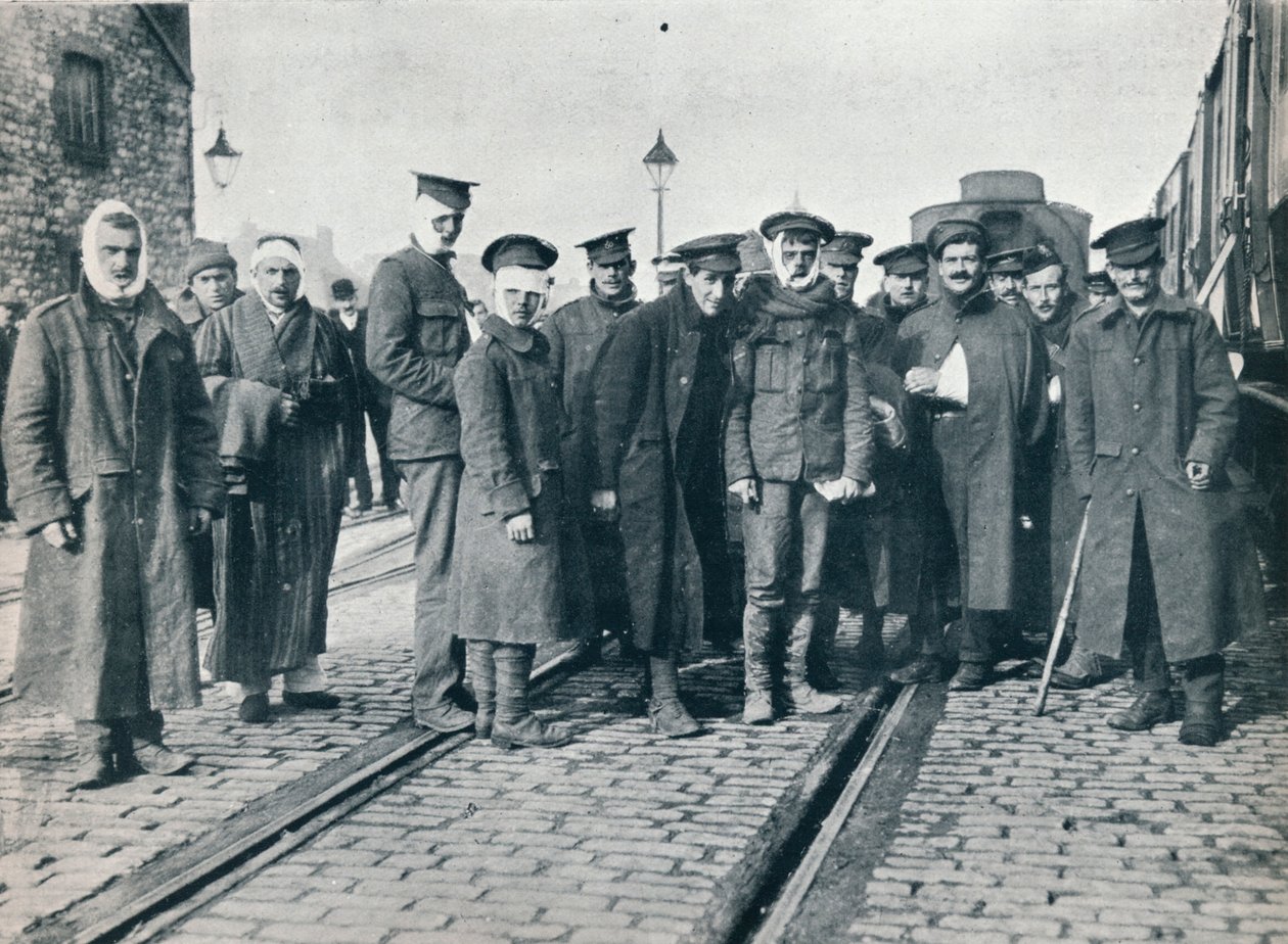 Bir Fransız tren istasyonunda yaralanan Neuve Chapelle grubu, 1915 by Unbekannt
