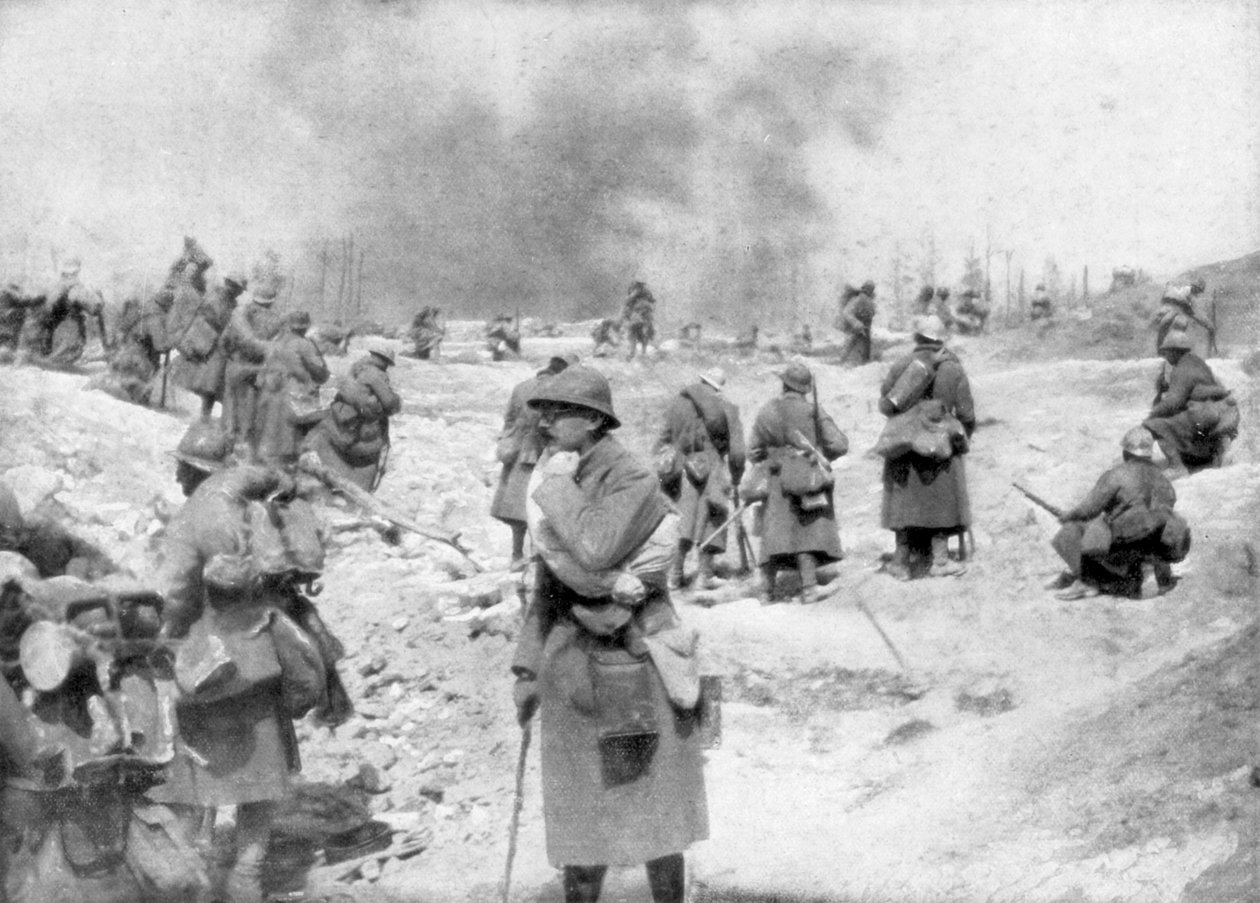 Cepheye yaklaşan bir tabur, Mont Pertois, Fransa, Birinci Dünya Savaşı, 20 Nisan 1917 by Unbekannt