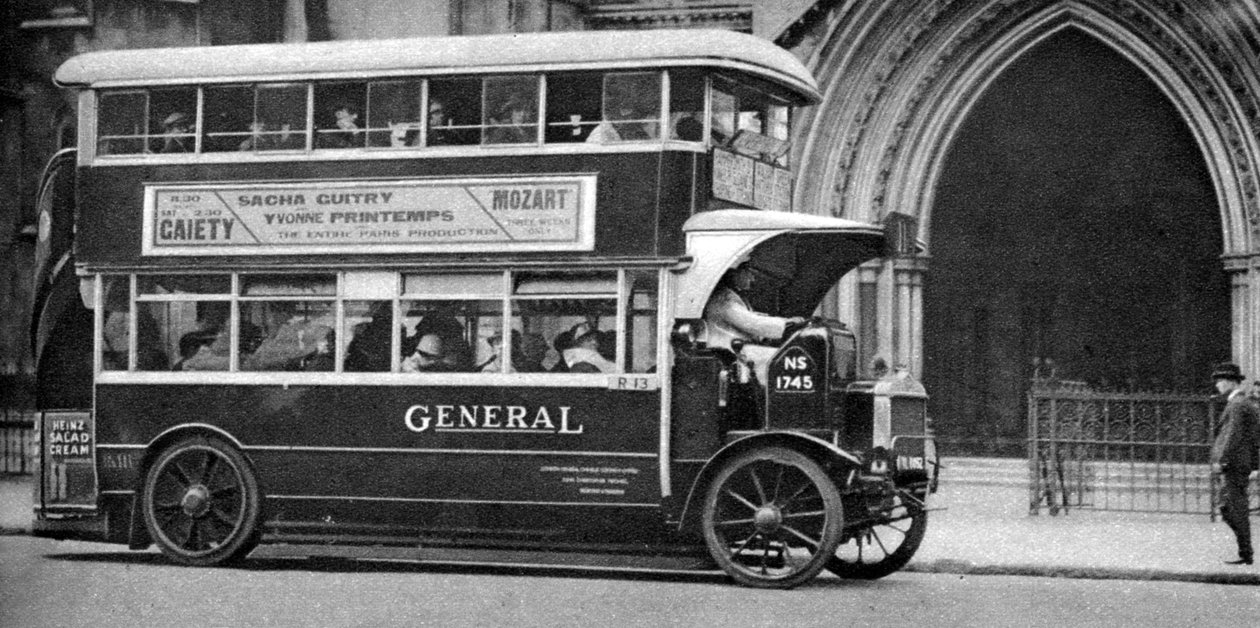 Hukuk Mahkemelerinin önünde duran çift katlı bir otobüs, Londra, 1926-1927 by Unbekannt
