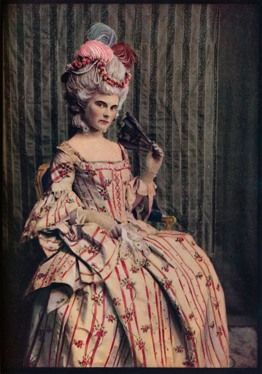 Güzel Fransız brokarından büyüleyici oranlarda bir elbise. Dönem 1775-85, c1913 by Unbekannt
