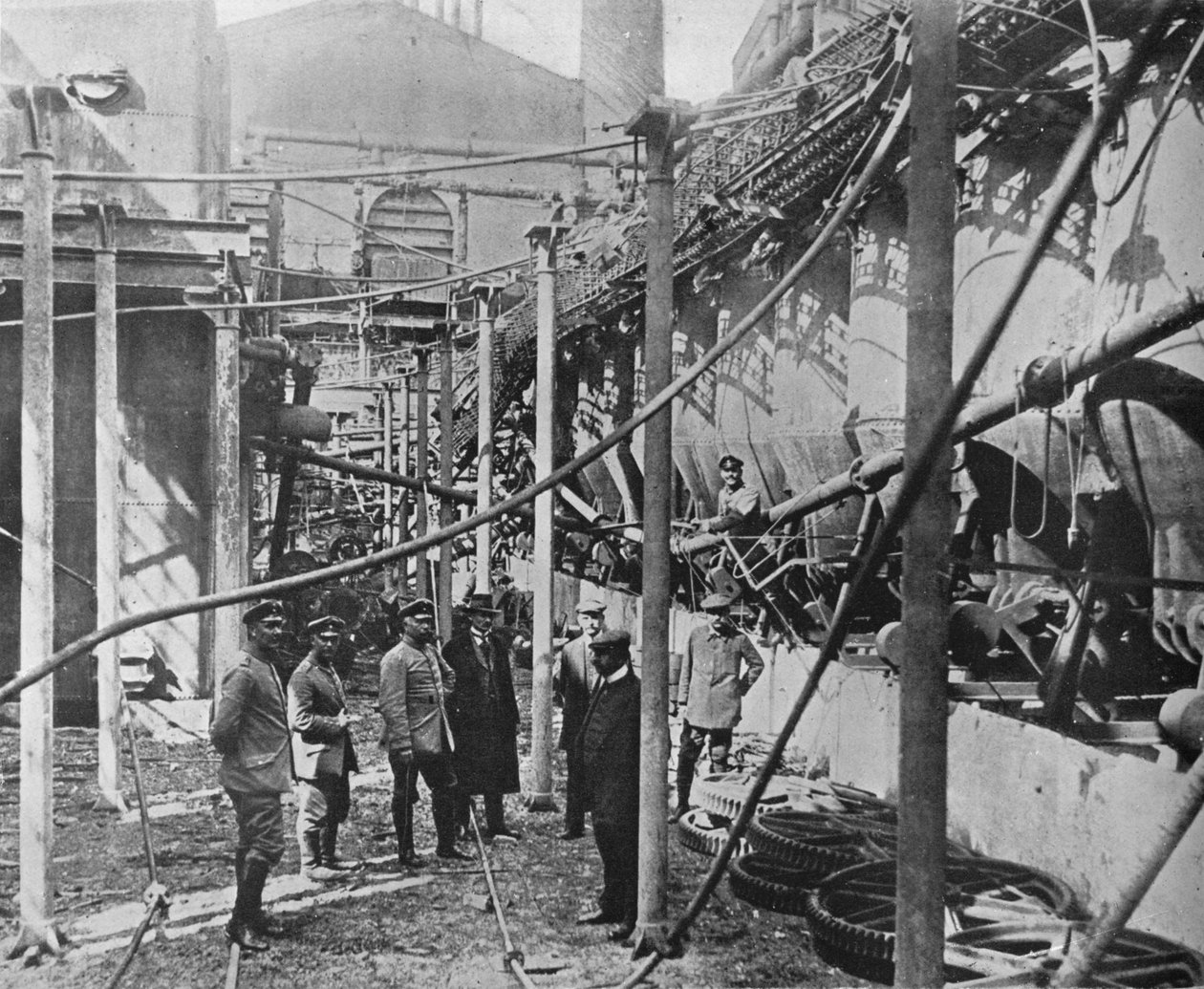 Almanlara bir faydası olmasın diye Ruslar tarafından harap edilen bir fabrika, 1915 by Unbekannt