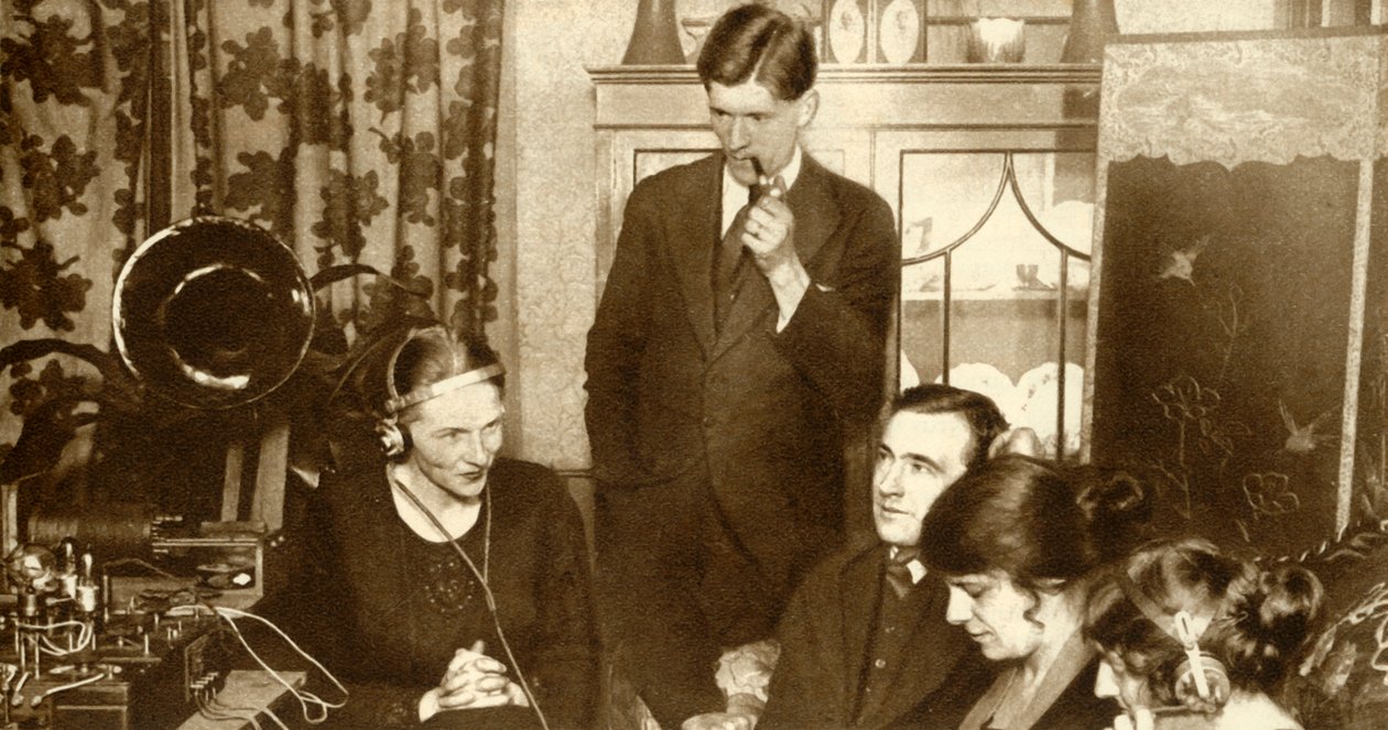 1923, 1935 genel seçimlerinin sonuçlarını dinleyen bir aile. by Unbekannt