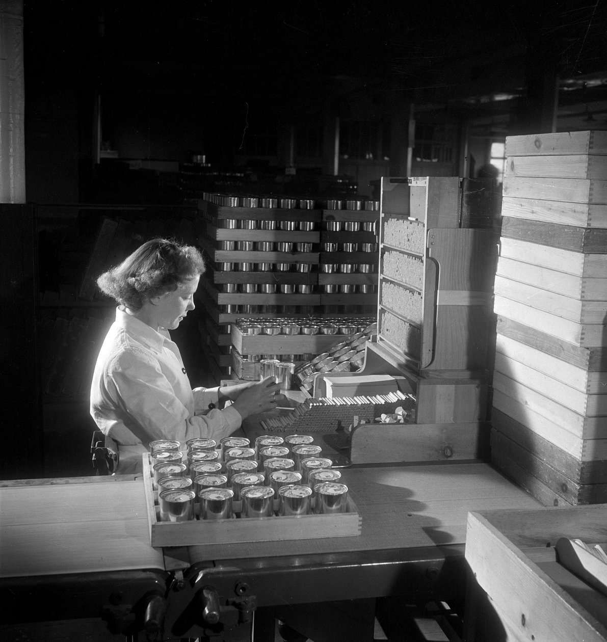 Bir kadın işçi, teneke sigara paketleri, Londra 1950 by Unbekannt