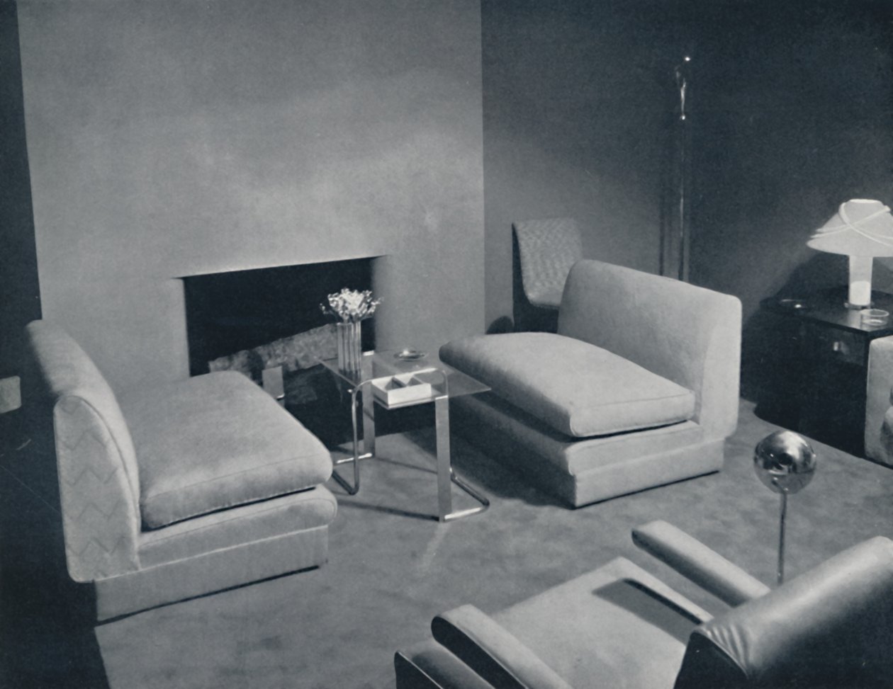 Russel Wright tarafından tasarlanan bir oturma odasında şömine başı grubu, 1935 by Unbekannt