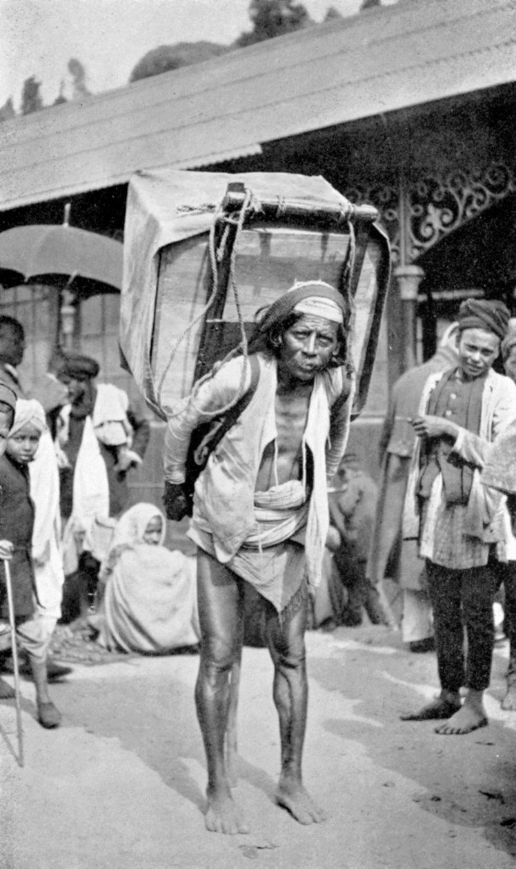 Çay taşıyan bir işçi, Darjeeling, Batı Bengal, Hindistan, c1910 by Unbekannt
