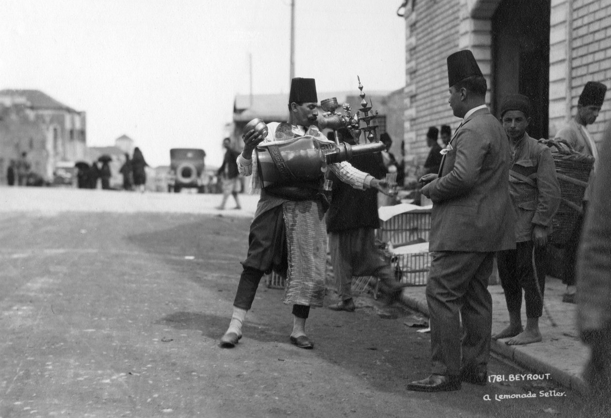 Bir limonata satıcısı, Beyrut, Lübnan, c1920s-c1930s by Unbekannt