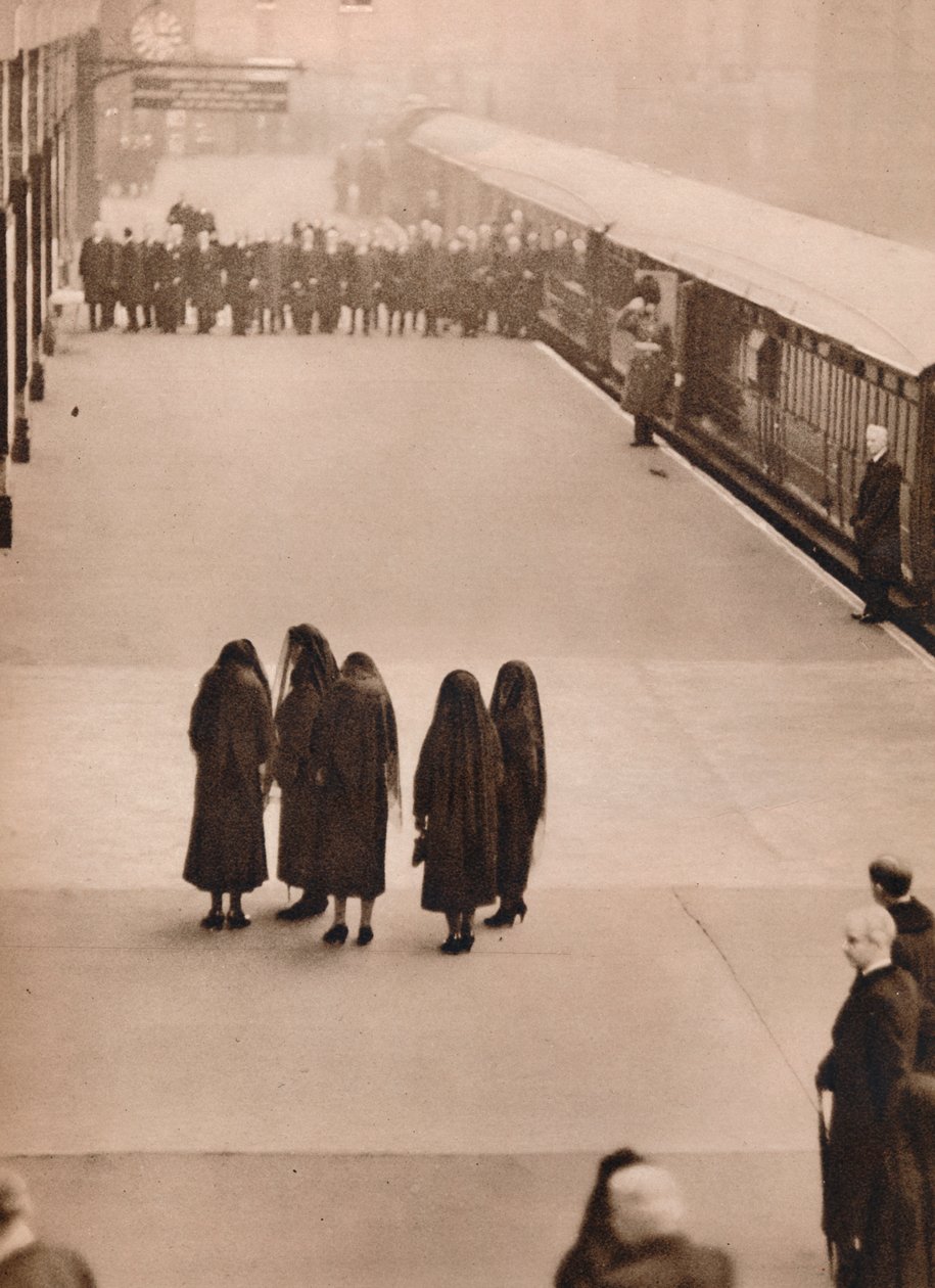 Kraliyet yas tutan yalnız bir grup: Prenses Kraliyet ile Kraliçe Mary, 1936. by Unbekannt