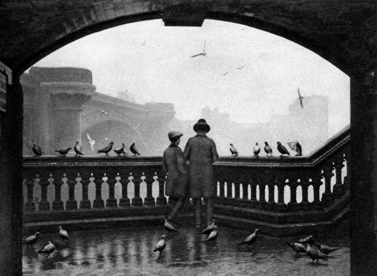 Blackfriars Bridge tarafından kuşları besleyen bir adam ve bir çocuk, Londra, 1926-1927 by Unbekannt