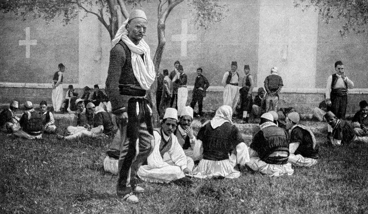 Mirdite dağcıları ve kasaba akrabalarının bir Üsküdar katedralinin dışında buluşması, Türkiye, 1922 by Unbekannt