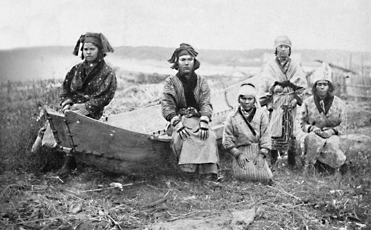 Ainu kadınlarından oluşan bir parti, Monbetsu, Hokkaido, Japonya, 1902 by Unbekannt
